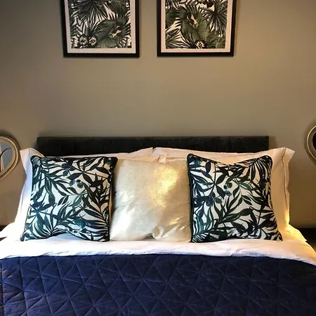 Guest house 3. Stylish Private Double Near Centre Manchester
