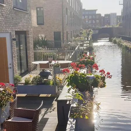 Stunning Peaceful Canal-side With Free Parking *