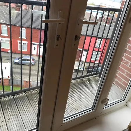 Beautiful Salford With Balcony And City Views *