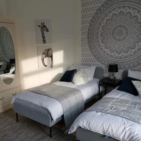 Corner House, Sleeps 8 In 4 Bedrooms, Near Train Station, Great Value! *