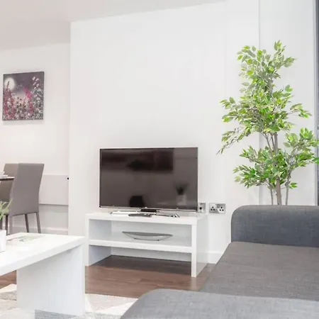 Spacious Modern Near Piccadilly Gardens Apartment