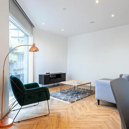Stunning 3br In Prime Location Apartment *