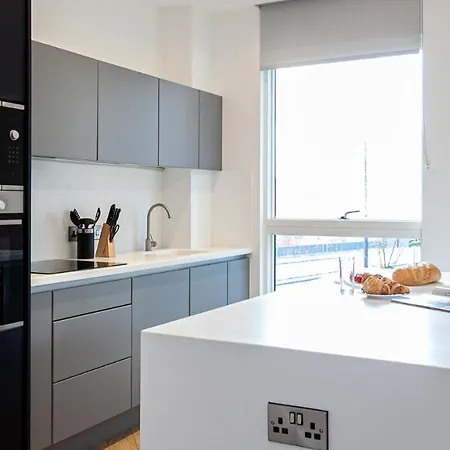 Stunning 3br In Prime Location Apartment *
