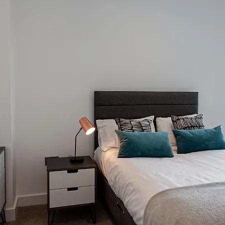 Stunning 3br In Prime Location Apartment *