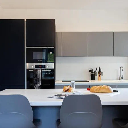 Stunning 3br In Prime Location Apartment *