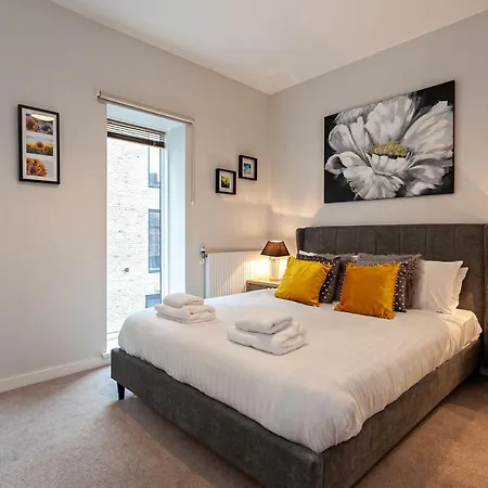 Stunning Peaceful Canal-side With Free Parking Apartment Manchester