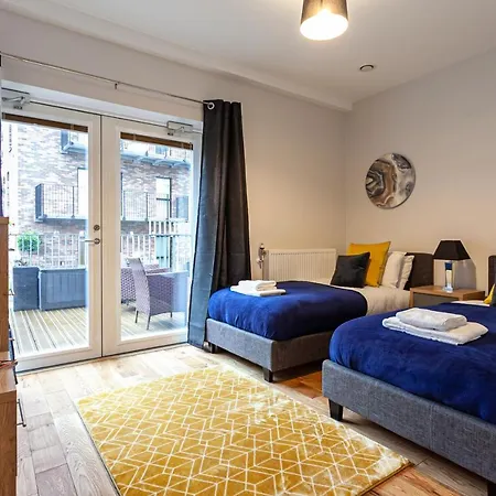 Stunning Peaceful Canal-side With Free Parking *