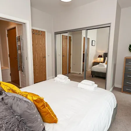 Stunning Peaceful Canal-side With Free Parking Apartment Manchester