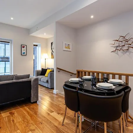 Stunning Peaceful Canal-side With Free Parking Apartment