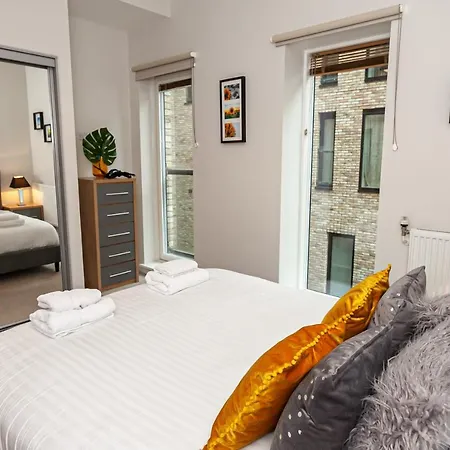 Stunning Peaceful Canal-side With Free Parking Manchester