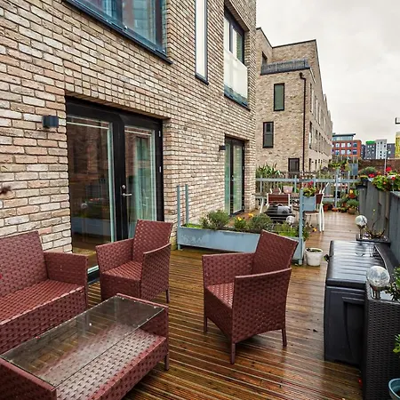 Stunning Peaceful Canal-side With Free Parking *