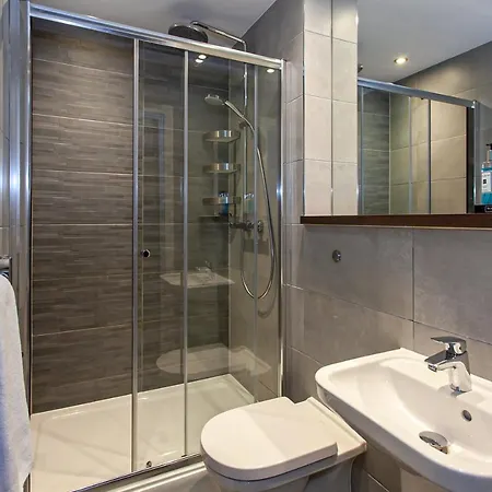 Stunning & Spacious Penthouse W/ Parking & Balcony Apartment *