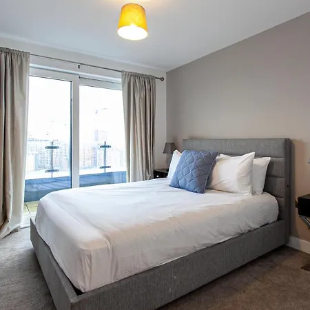Stunning & Spacious Penthouse W/ Parking & Balcony
