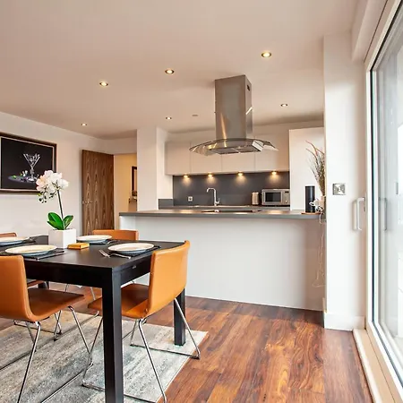 Stunning & Spacious Penthouse W/ Parking & Balcony * Manchester