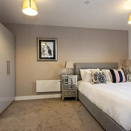 Stunning & Spacious Penthouse W/ Parking & Balcony Apartment *