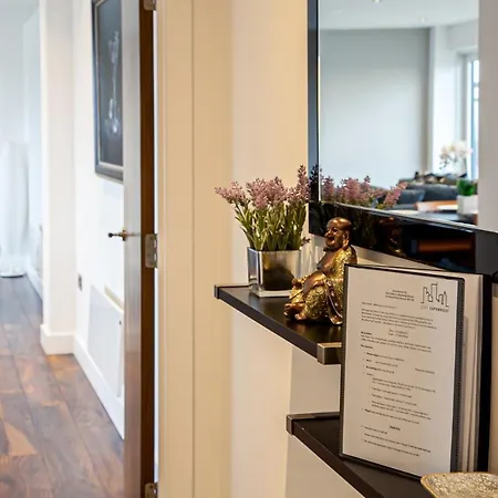 Apartment Stunning & Spacious Penthouse W/ Parking & Balcony Manchester