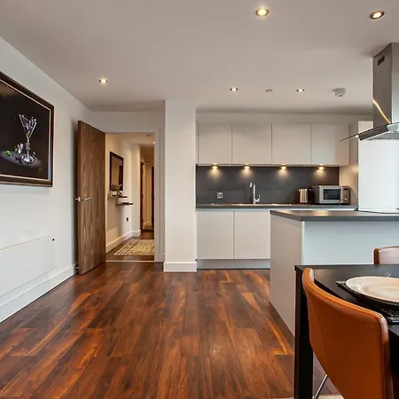 Stunning & Spacious Penthouse W/ Parking & Balcony