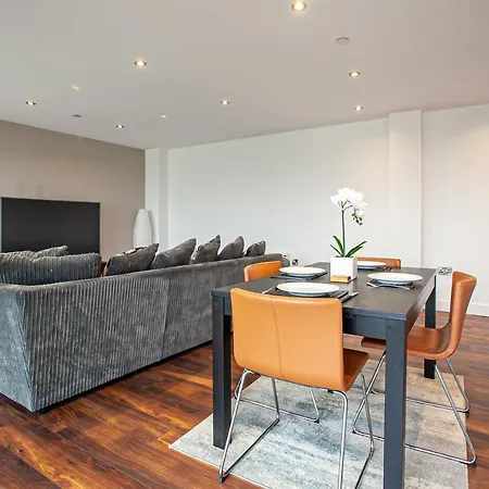 Stunning & Spacious Penthouse W/ Parking & Balcony *