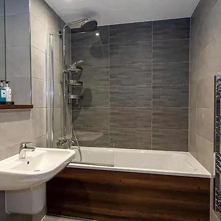 Stunning & Spacious Penthouse W/ Parking & Balcony Manchester