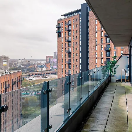 Stunning & Spacious Penthouse W/ Parking & Balcony Apartment *