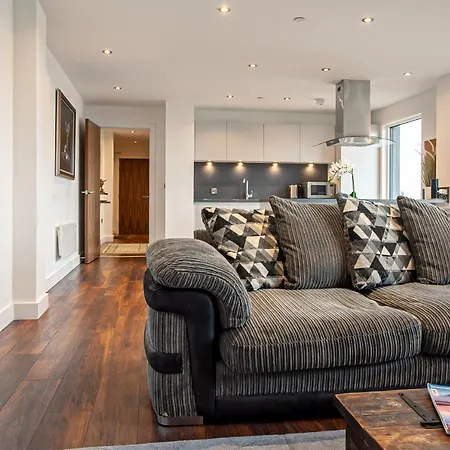Stunning & Spacious Penthouse W/ Parking & Balcony Apartment *
