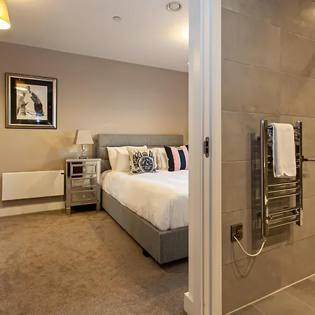 Apartment Stunning & Spacious Penthouse W/ Parking & Balcony *