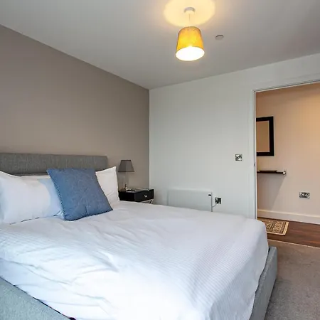 Stunning & Spacious Penthouse W/ Parking & Balcony * Manchester