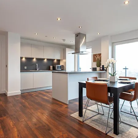 Stunning & Spacious Penthouse W/ Parking & Balcony * Manchester