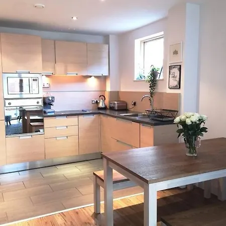 Modern W/terrace & Parking Near Arena & Victoria Station *