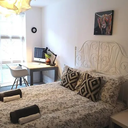 Modern W/terrace & Parking Near Arena & Victoria Station Апартаменты