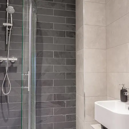 Spacious Modern Near Piccadilly Gardens Apartment