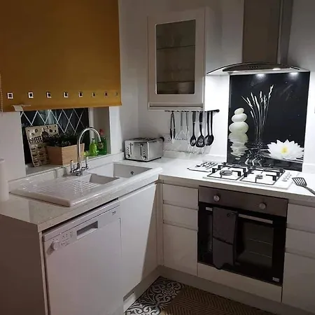 Feriehus Corner House, Sleeps 8 In 4 Bedrooms, Near Train Station, Great Value! *