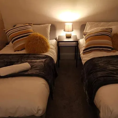 Feriehus Corner House, Sleeps 8 In 4 Bedrooms, Near Train Station, Great Value! *