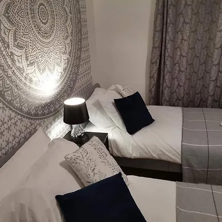 Vakantiehuis Corner House, Sleeps 8 In 4 Bedrooms, Near Train Station, Great Value! *