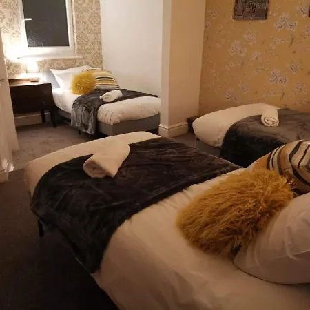 Corner House, Sleeps 8 In 4 Bedrooms, Near Train Station, Great Value! *