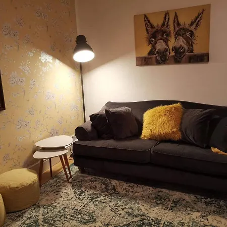 Corner House, Sleeps 8 In 4 Bedrooms, Near Train Station, Great Value! Feriehus