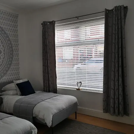 Feriehus Corner House, Sleeps 8 In 4 Bedrooms, Near Train Station, Great Value! *