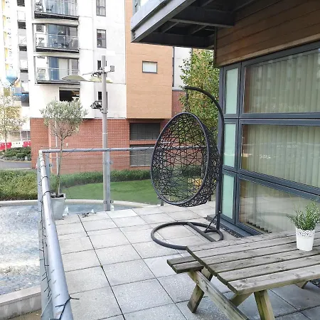 Modern W/terrace & Parking Near Arena & Victoria Station Апартаменты *