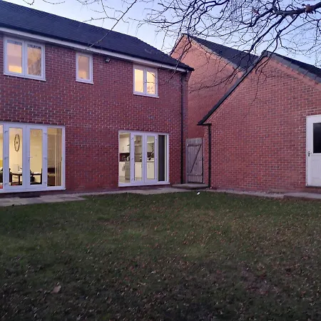 Apartment Nightingale Gardens - 4 Bed Detached House - Manchester