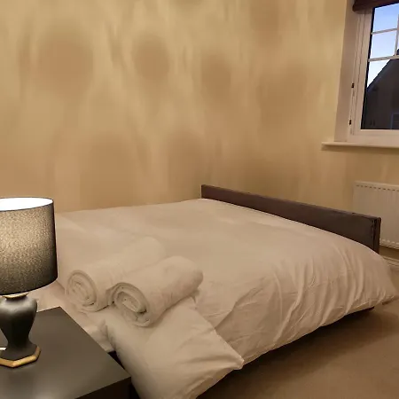 Nightingale Gardens - 4 Bed Detached House - *