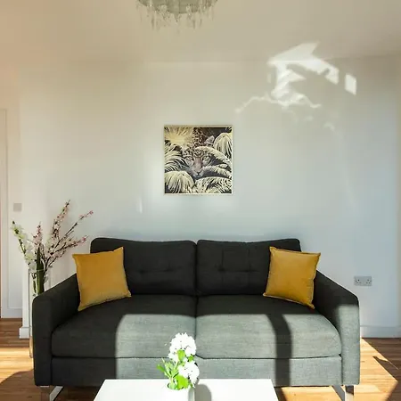 Bright Modern 2br Apt In Media City By Guestready