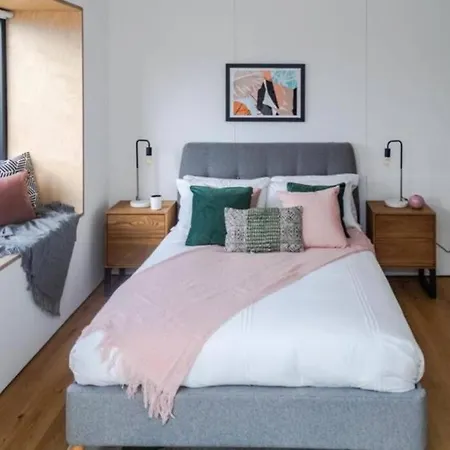 Semesterbostad Premium Listing - Stylish Modern In City Centre With Parking