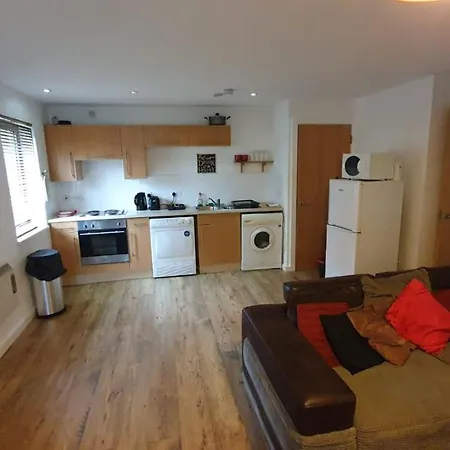Spacious In Stunning Location With Free Secure Parking Apartment *