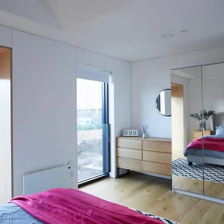 Premium Listing - Stylish Modern In City Centre With Parking *