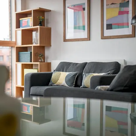 Cool 2br Apt With Balcony Central Manchester! Apartment