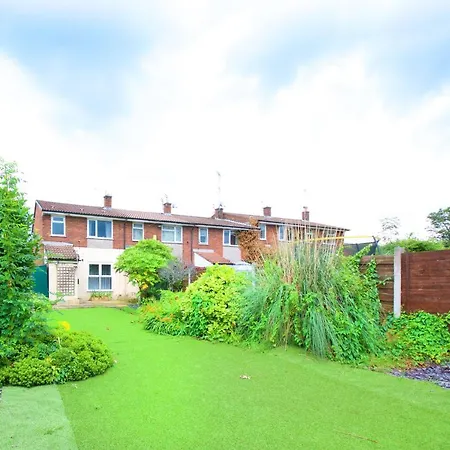 Holiday home Gorgeous With Garden & Parking