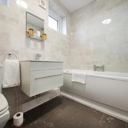 Holiday home Gorgeous With Garden & Parking *