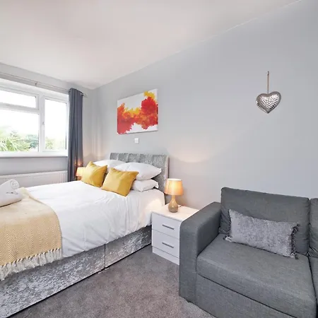 Holiday home Gorgeous With Garden & Parking