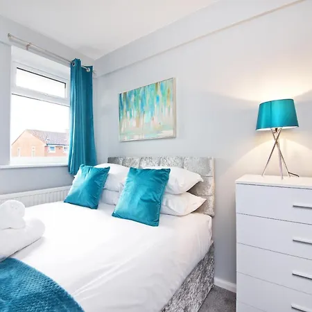 Gorgeous With Garden & Parking Holiday home Manchester