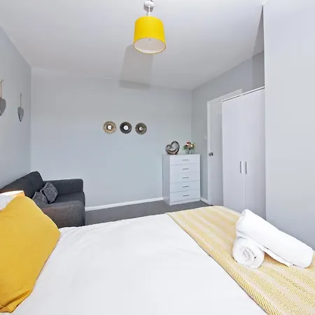 Gorgeous With Garden & Parking Holiday home *